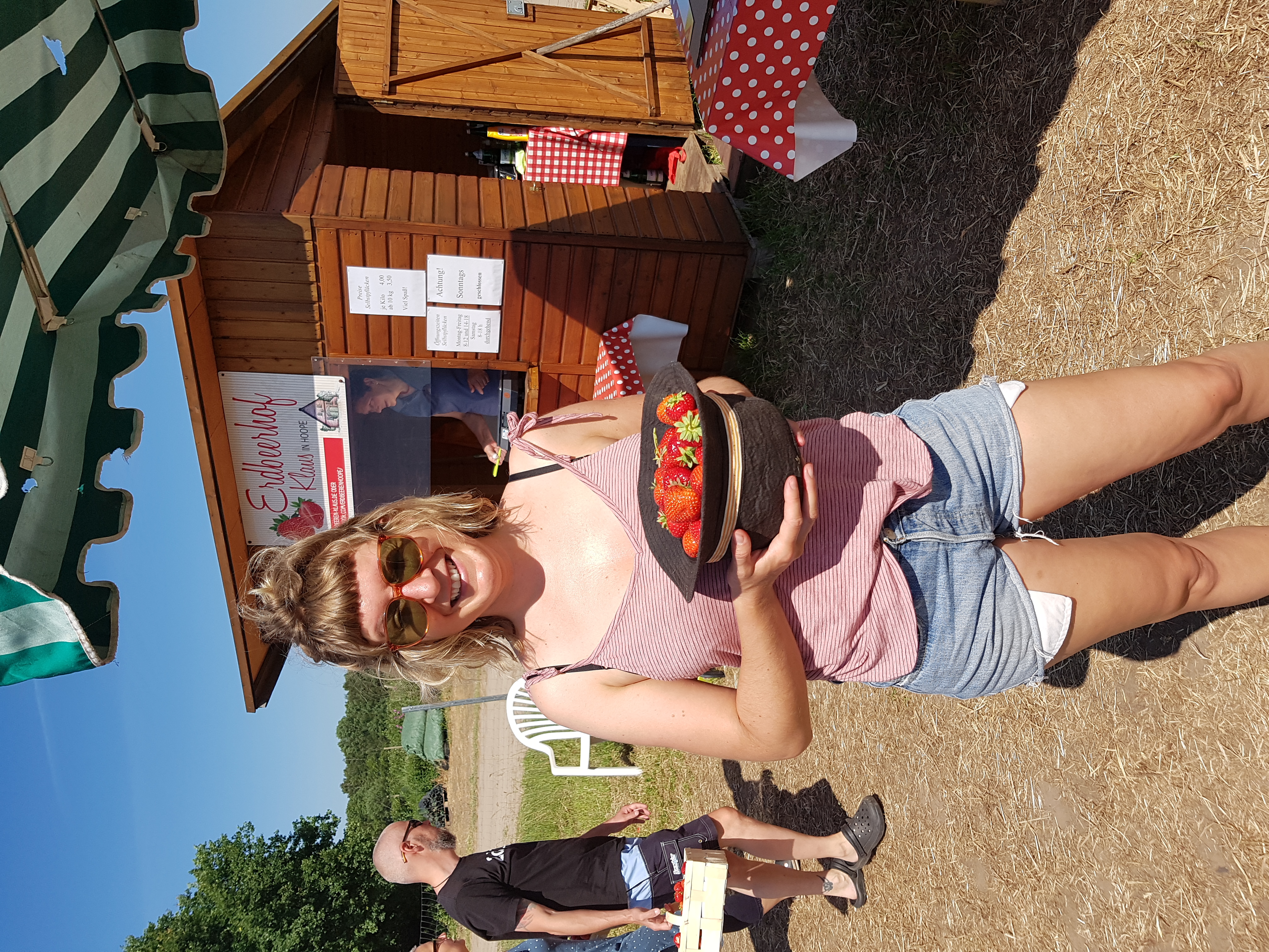 eine liebe Kundin hat kurzerhand ihre Erdbeeren in ihren Hut gepflückt, weil der Korb voll war :-)